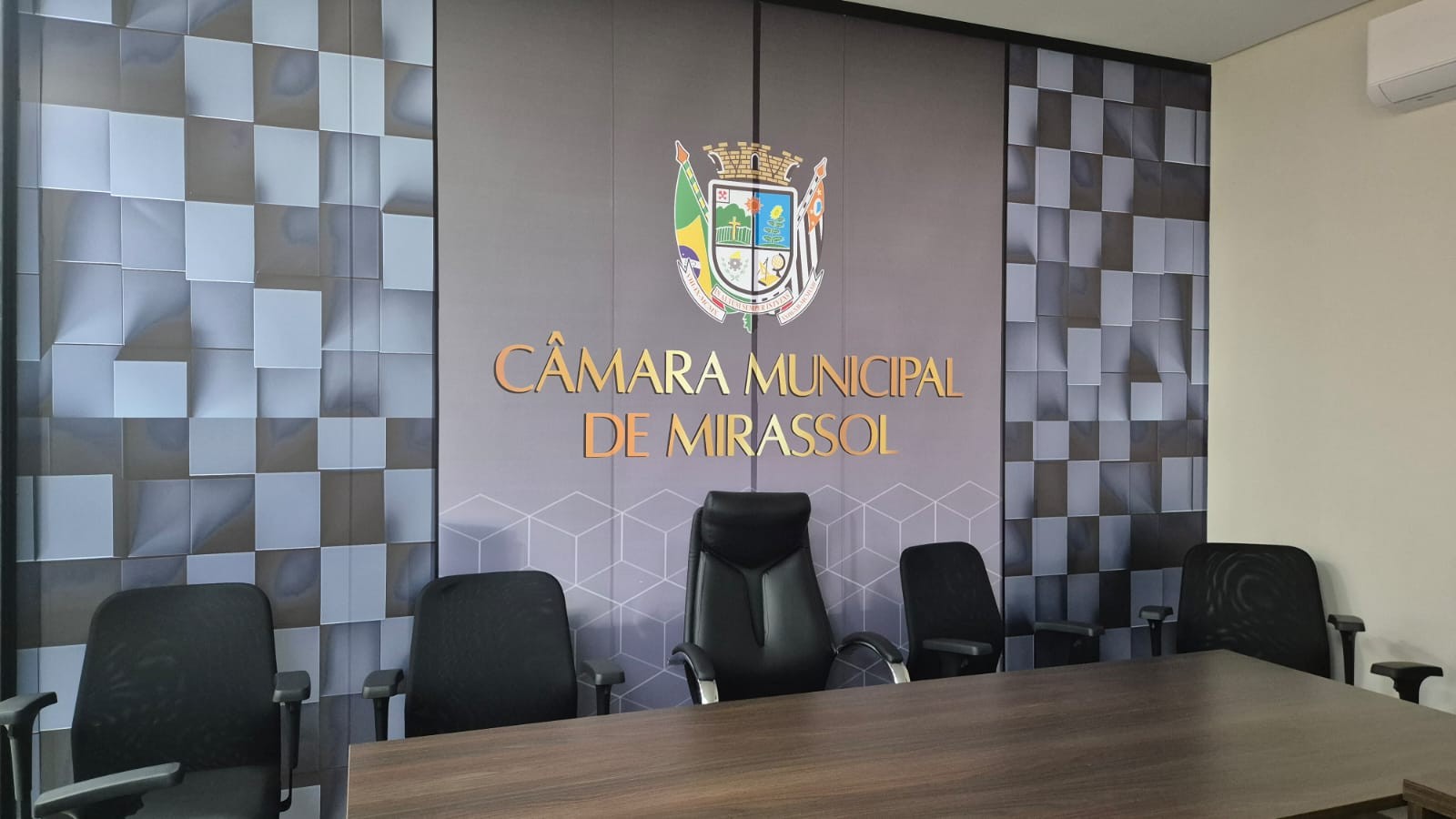 Câmara reorganiza espaços para conduzir sessões durante obra da cobertura do prédio